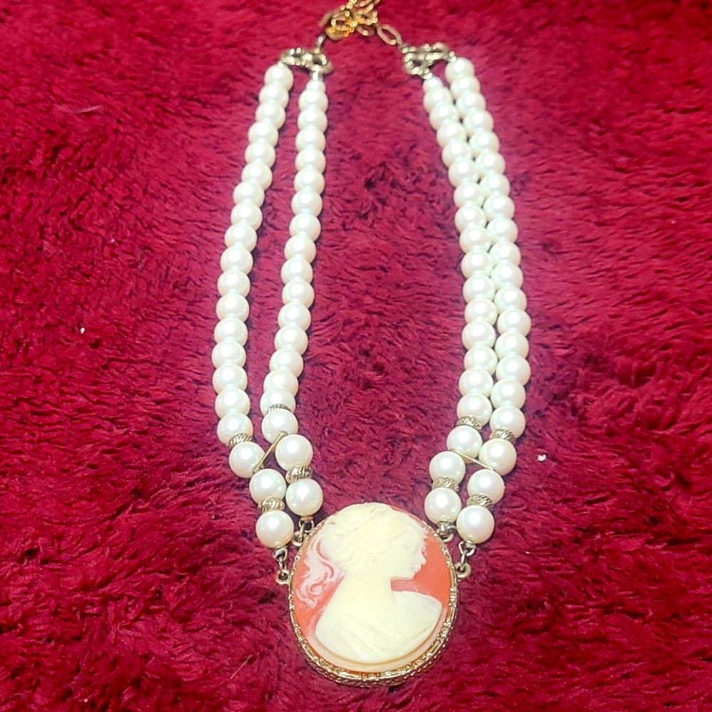 Ladies cameo pearl choker